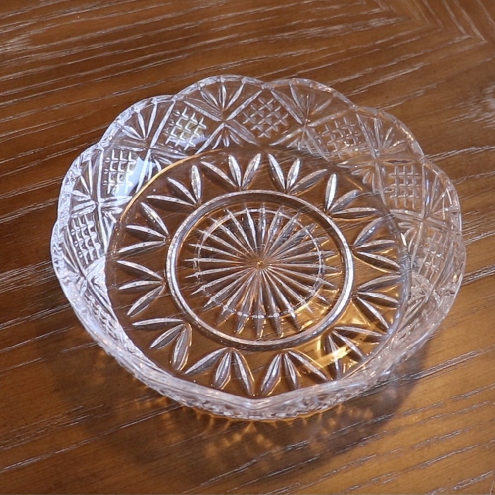Beautiful elegant crystal serving bowl. 6 inch wide 2 inch high. Vintage.